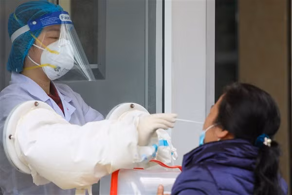 Các chuyên gia khuyến cáo, người dân không chủ quan và tiếp tục áp dụng 5K.