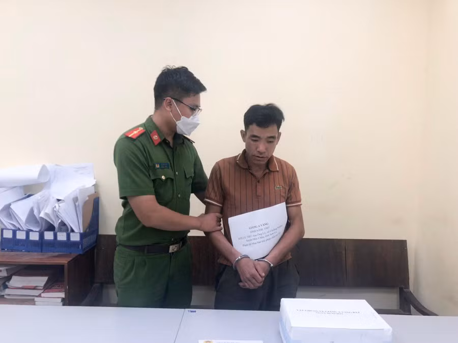 Đối tượng Giàng A Vàng tại trụ sở Công an. Đối tượng Giàng A Vàng tại trụ sở Công an.
