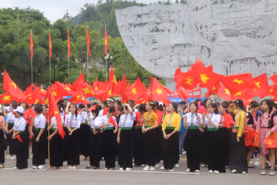 Các em học sinh mặc áo truyền thống dân tộc đến cổ vũ Bùi Anh Đức tại Quảng trường Tây Bắc.