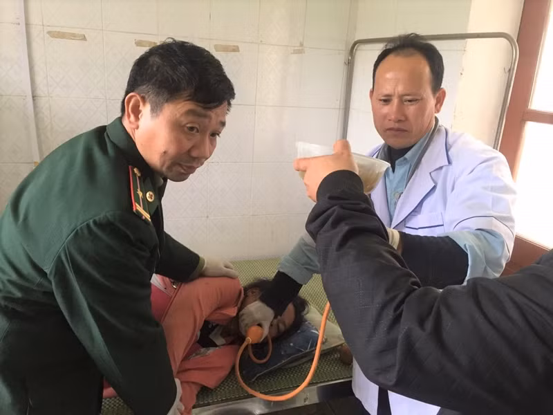 Bác sĩ Đức cấp cứu người bị ngộ độc lá ngón. Ảnh: TG Bác sĩ Đức cấp cứu người bị ngộ độc lá ngón. Ảnh: TG