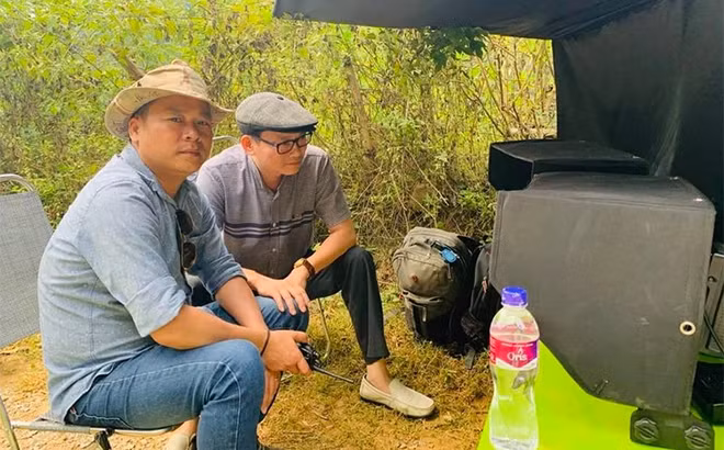 Thượng tá, nhà văn Đào Trung Hiếu tại hậu trường bộ phim 'Bão ngầm'. Ảnh: NVCC
