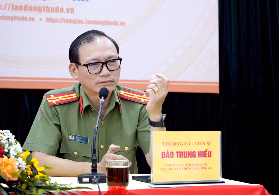 Thượng tá, nhà văn Đào Trung Hiếu.