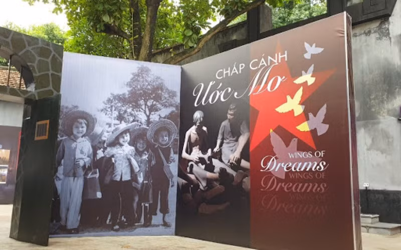 Poster giới thiệu tại di tích Nhà tù Hỏa Lò – Hà Nội. Ảnh: BQL