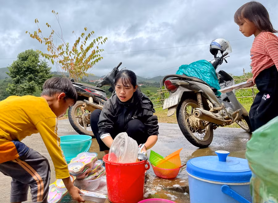 Học sinh dùng xong cơm trưa, giáo viên dọn dẹp, rửa chén bát. Ảnh: Dung Nguyễn