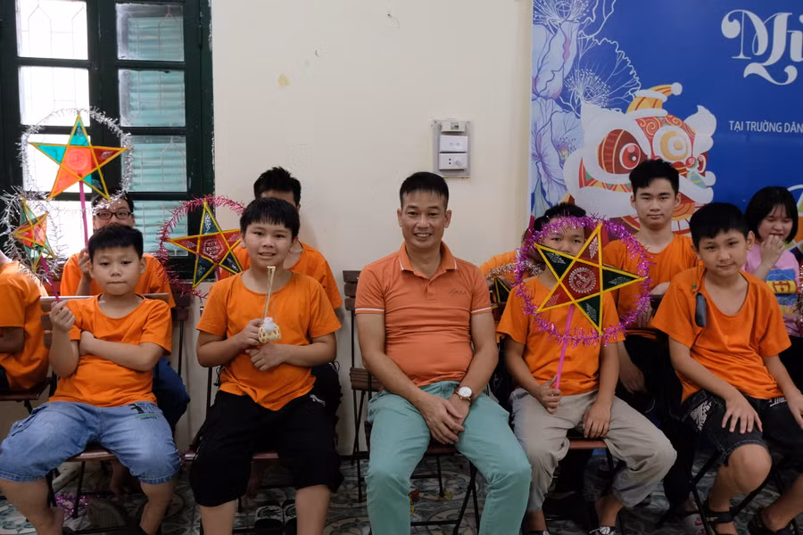 Thầy Đỗ Thanh Sơn (giữa) đón Trung thu cùng học sinh Trường PTCS Dân lập dạy trẻ câm điếc Hà Nội. Ảnh: TG Thầy Đỗ Thanh Sơn (giữa) đón Trung thu cùng học sinh Trường PTCS Dân lập dạy trẻ câm điếc Hà Nội. Ảnh: TG