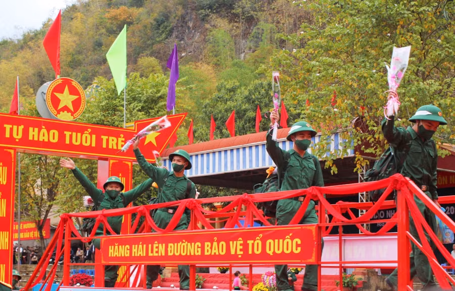 Các thanh niên ở Hoà Bình nô nức lên đường nhập ngũ