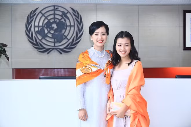 Bất ngờ ngoại hình quá giống nhau của 3 mẹ con nghệ sĩ Chiều Xuân ảnh 2 Tuy nhiên, dù giống mẹ nhưng cả 2 cô con gái đều sở hữu những nét duyên dáng riêng.