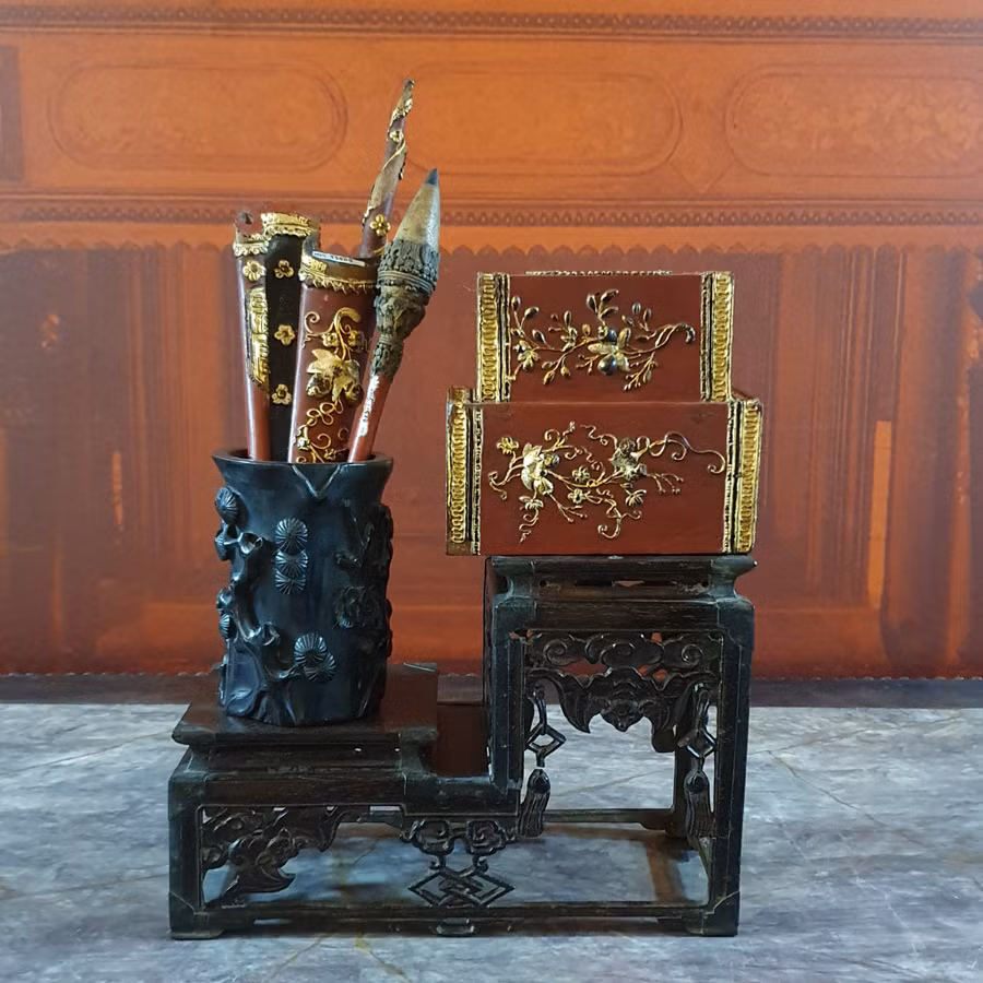 Bộ sưu tập kỷ và lọ đựng bút dùng trong thư phòng.