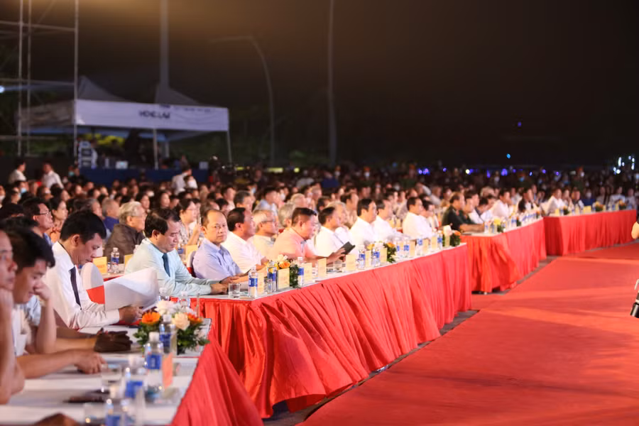 Nhiều lãnh đạo, nguyên lãnh đạo Trung ương và tỉnh Hà Tĩnh; đại diện các sở ban ngành địa phương tham dự tại buổi Lễ. (Ảnh: T.T).