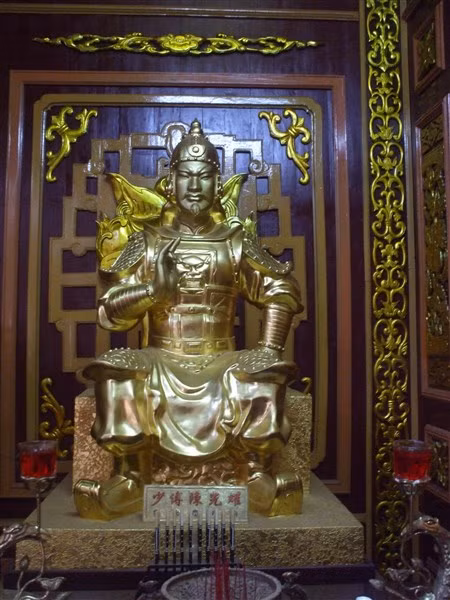 Tượng Thái phó Trần Quang Diệu trong điện thờ Tây Sơn tam kiệt.