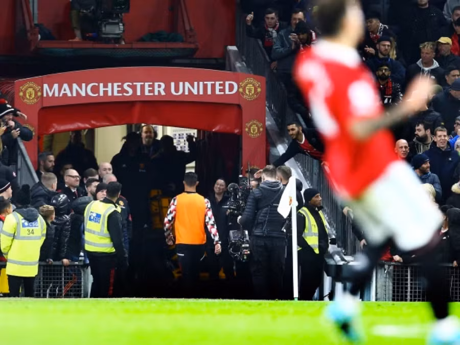 Ronaldo muốn rời Man Utd vào mùa Hè và giờ đang phải đối diện với nhiều thách thức hơn.
