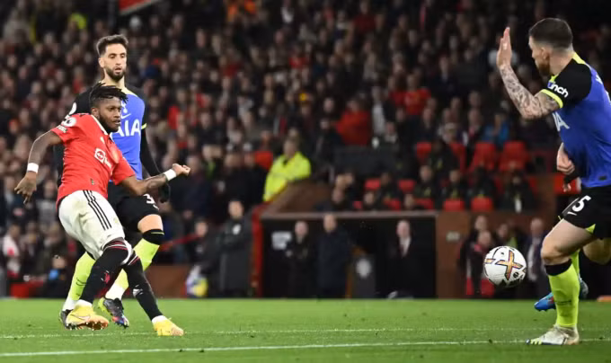 Fred đệm bóng từ xa thành bàn mở tỷ số cho Man Utd