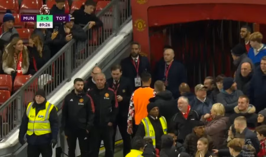Ronaldo nhận loạt án phạt sốc, ‘hết cửa’ ra sân ở Man Utd 
