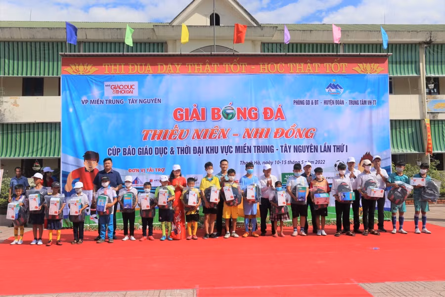 Tại buổi lễ, đại diện Ban tổ chức, các nhà tài trợ đã trao 20 suất quà cho các em học sinh có hoàn cảnh khó khăn trên địa bàn huyện Thạch Hà.