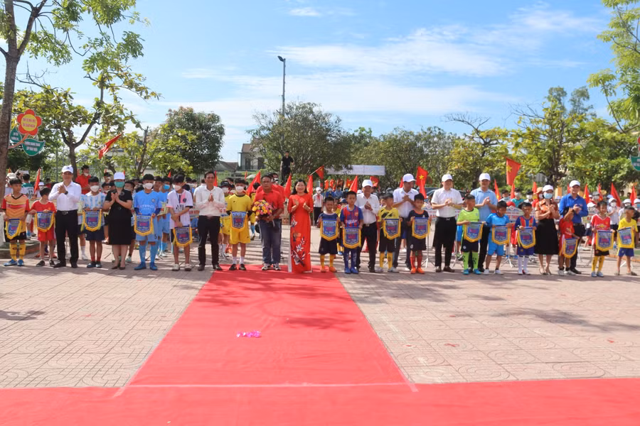 Giải bóng đá Thiếu niên – Nhi đồng Cúp Báo GD&amp;TĐ khu vực MT-TN năm 2022 thu hút hơn 300 vận động viên của 39 đội đến từ 39 trường Tiểu học và THCS trên địa bàn huyện Thạch Hà.