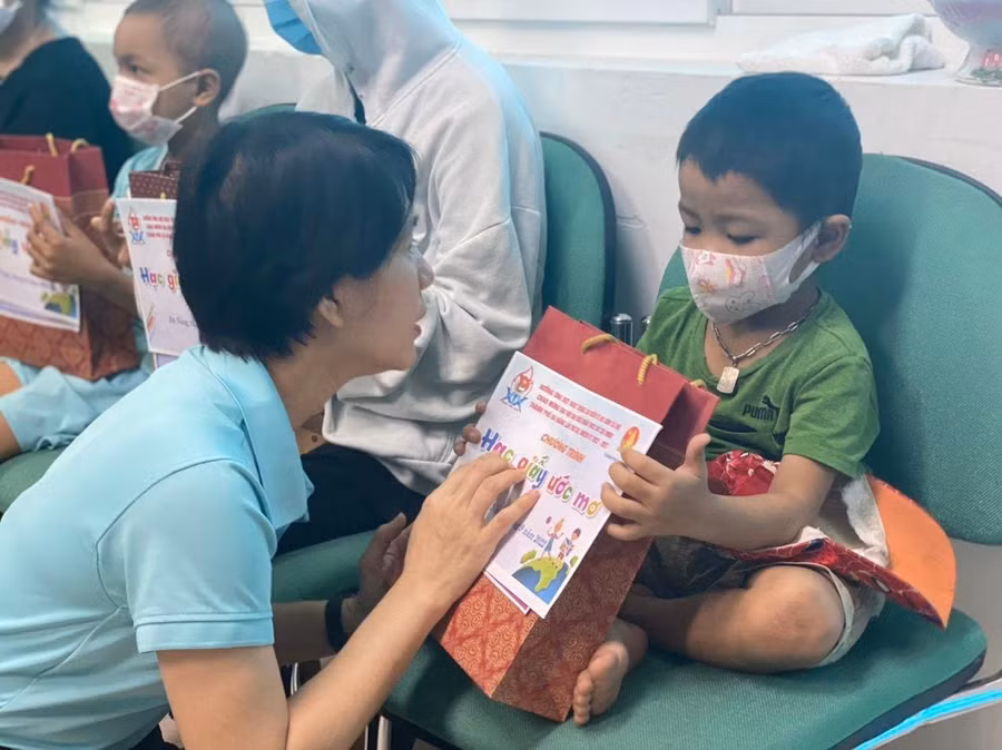 Đại diện Thành đoàn Đà Nẵng trao quà cho các em nhỏ mắc bệnh hiểm nghèo.