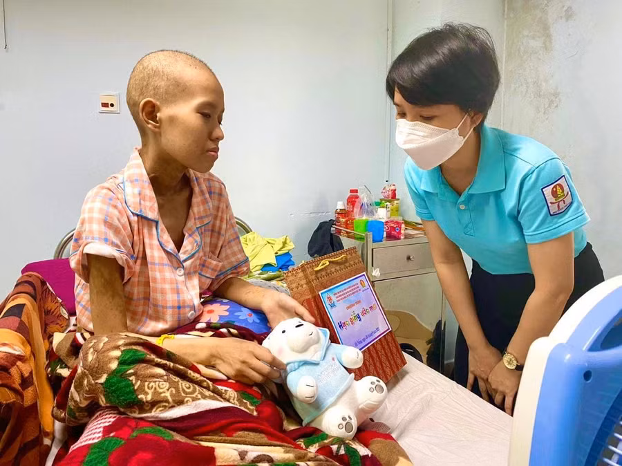 Phó Bí thư Thành đoàn Đà Nẵng Nguyễn Thị Anh Thảo trao quà cho các em nhỏ mắc bệnh hiểm nghèo.
