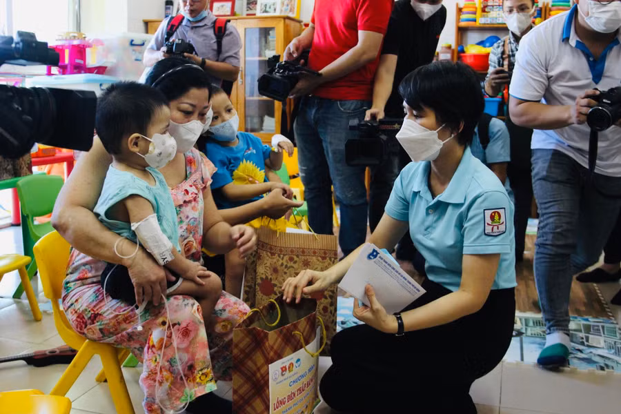 Các em nhỏ mắc bệnh hiểm nghèo nhận quà từ Thành đoàn Đà Nẵng.