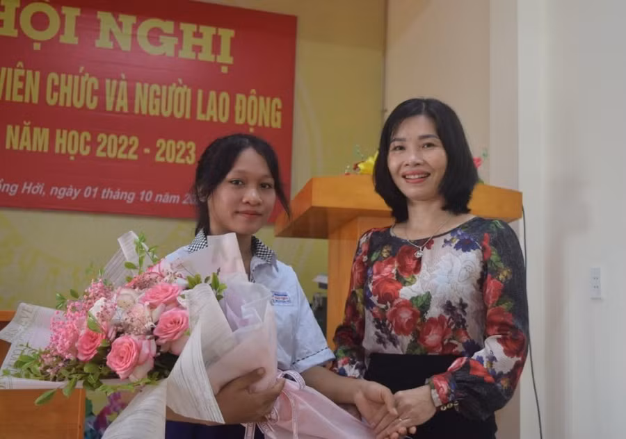 Giáo viên chủ nhiệm Nguyễn Thị Dung chia vui và động viên em Cao Thị Lệ Hằng