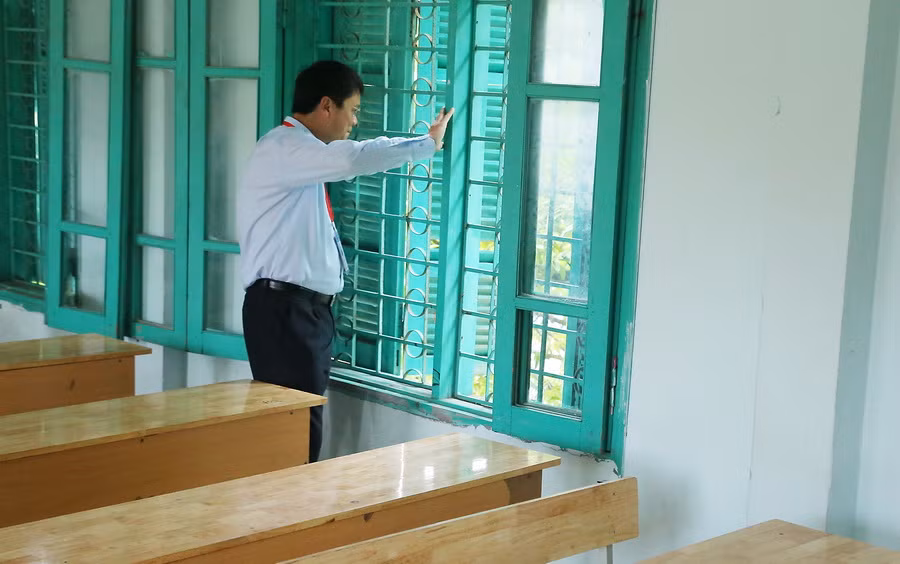 Nhiều phòng thi trên tầng cao có thể dễ dàng tuồn tài liệu từ phòng thi ra bên ngoài cửa sổ, không đảm bảo an toàn cho công tác coi thi được đoàn yêu cầu đóng kín suốt quá trình thi, đồng thời vô hiệu hóa tầm nhìn, dán kín cửa kính trong suốt. Nhiều phòng thi trên tầng cao có thể dễ dàng tuồn tài liệu từ phòng thi ra bên ngoài cửa sổ, không đảm bảo an toàn cho công tác coi thi được đoàn yêu cầu đóng kín suốt quá trình thi, đồng thời vô hiệu hóa tầm nhìn, dán kín cửa kính trong suốt.