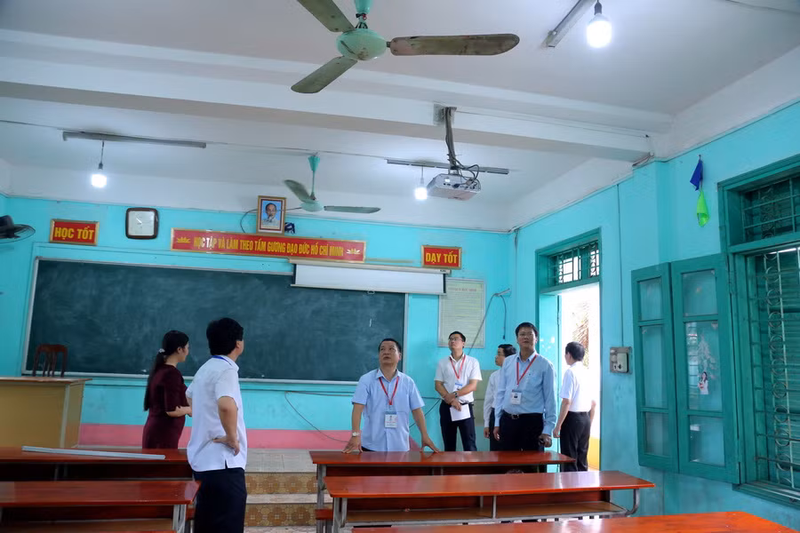 Thứ trưởng Lê Hải An cùng đoàn công tác kiểm tra tại một phòng thi của điểm thi Trường THPT Đại Từ Thứ trưởng Lê Hải An cùng đoàn công tác kiểm tra tại một phòng thi của điểm thi Trường THPT Đại Từ
