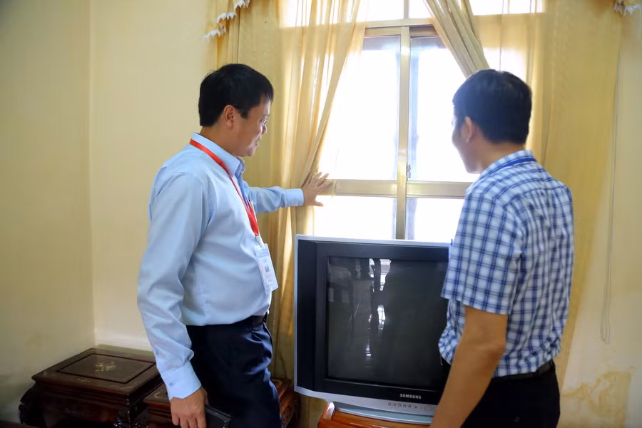 Hầu hết tại các điểm thi, phòng bảo quản đề thi, bài thi, phòng thi đều có cửa kính trắng trong suốt, có thể quan sát từ ngoài vào trong phòng Hầu hết tại các điểm thi, phòng bảo quản đề thi, bài thi, phòng thi đều có cửa kính trắng trong suốt, có thể quan sát từ ngoài vào trong phòng