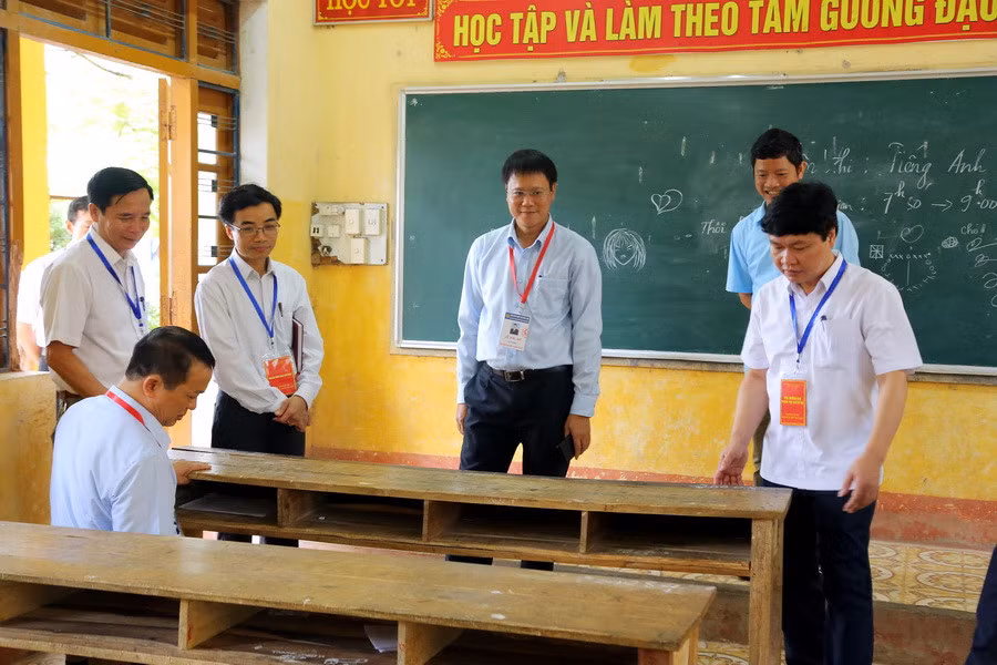 Tại các phòng thi có bàn ghế kiểu cũ Tại các phòng thi có bàn ghế kiểu cũ