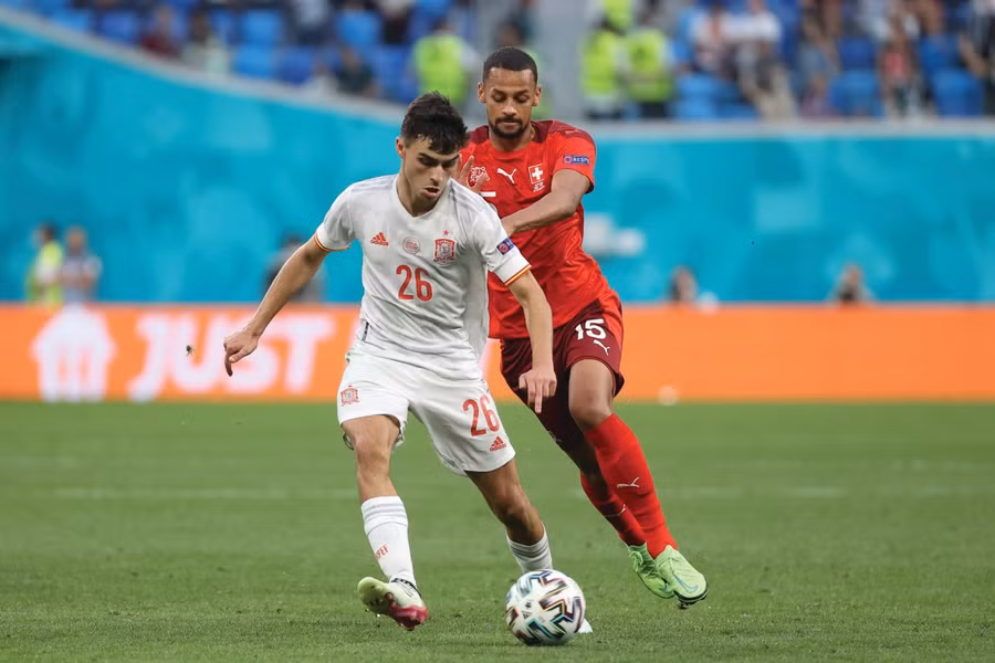 Tiền vệ 19 tuổi Pedri (26),trụ cột hàng tiền vệ La Roja Tiền vệ 19 tuổi Pedri (26),trụ cột hàng tiền vệ La Roja