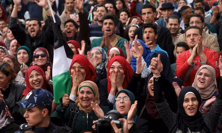 Người dân Palestine reo mừng trước tin Hanan đoạt giải Giáo viên xuất sắc nhất toàn cầu. Người dân Palestine reo mừng trước tin Hanan đoạt giải Giáo viên xuất sắc nhất toàn cầu.