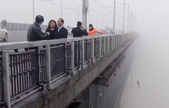 Đi tác nghiệp về ô nhiễm không khí, phóng viên tình cờ chụp được khoảnh khắc gây rùng mình