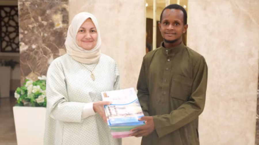 Đại diện Đại học Al-Azhar (phải) trao học bổng và quà cho tân sinh viên Mamadou.
