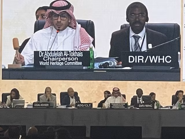 Thời khắc TS Abdulelah Al Tokhais, Chủ tịch Ủy ban Di sản thế giới Kỳ họp lần thứ 45, gõ búa thông qua hồ sơ vịnh Hạ Long - quần đảo Cát Bà. Ảnh: Cục Di sản Văn hóa.