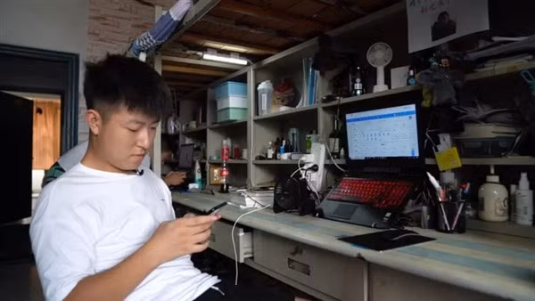 Zhu Hecun (21 tuổi), ông chủ trẻ của một cửa hàng dịch vụ nhắc nhở online có 100 nhân viên.