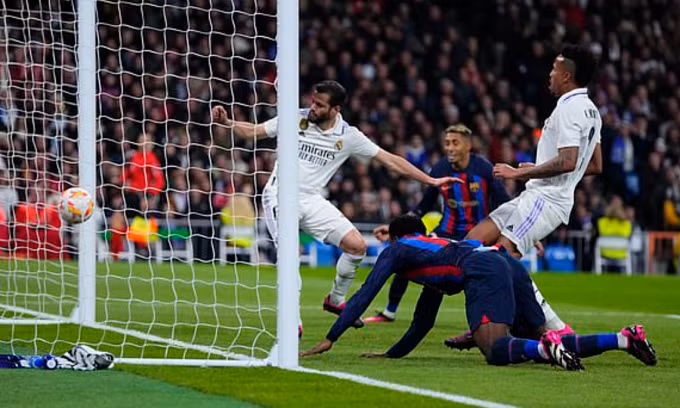 Tình huống cầu thủ Real Madrid đá phản lưới nhà khiến thua Barca ở lượt đi bán kết Cúp Nhà vua Tây Ban Nha hôm 3/3. Tình huống cầu thủ Real Madrid đá phản lưới nhà khiến thua Barca ở lượt đi bán kết Cúp Nhà vua Tây Ban Nha hôm 3/3.