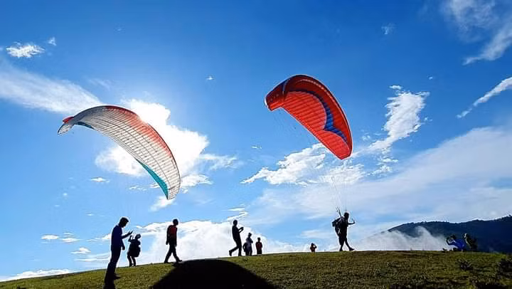 Các vận động viên đang chuẩn bị bay dù lượn biểu diễn cho người dân và du khách xem.