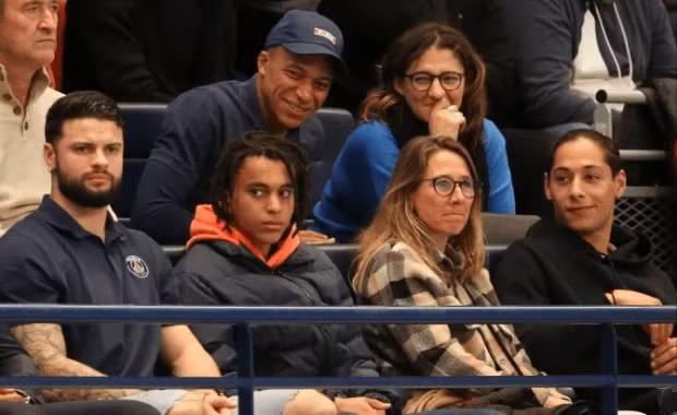 Bà Fayza Lamari (phía trên bên phải), mẹ của ngôi sao Mbappe, được cho là đang săn nhà ở Madrid. Bà Fayza Lamari (phía trên bên phải), mẹ của ngôi sao Mbappe, được cho là đang săn nhà ở Madrid.