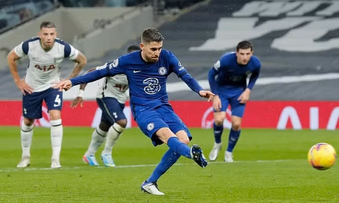 Jorginho đá phạt đền ghi bàn duy nhất trận đấu