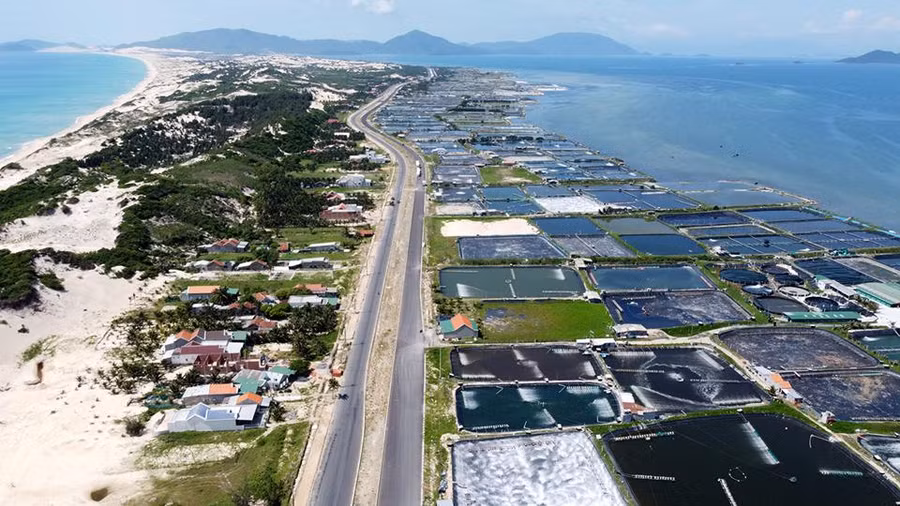 Khánh Hòa chủ trương lập quy hoạch phân khu xây dựng các khu chức năng thuộc Khu kinh tế Vân Phong với hàng loạt khu đô thị du lịch mới. Khánh Hòa chủ trương lập quy hoạch phân khu xây dựng các khu chức năng thuộc Khu kinh tế Vân Phong với hàng loạt khu đô thị du lịch mới.