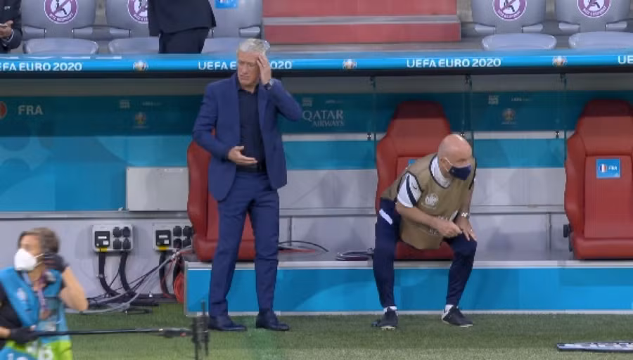 Chiến lược gia Didier Deschamps hoảng hốt khi người nhảy dù lao xuống sân.