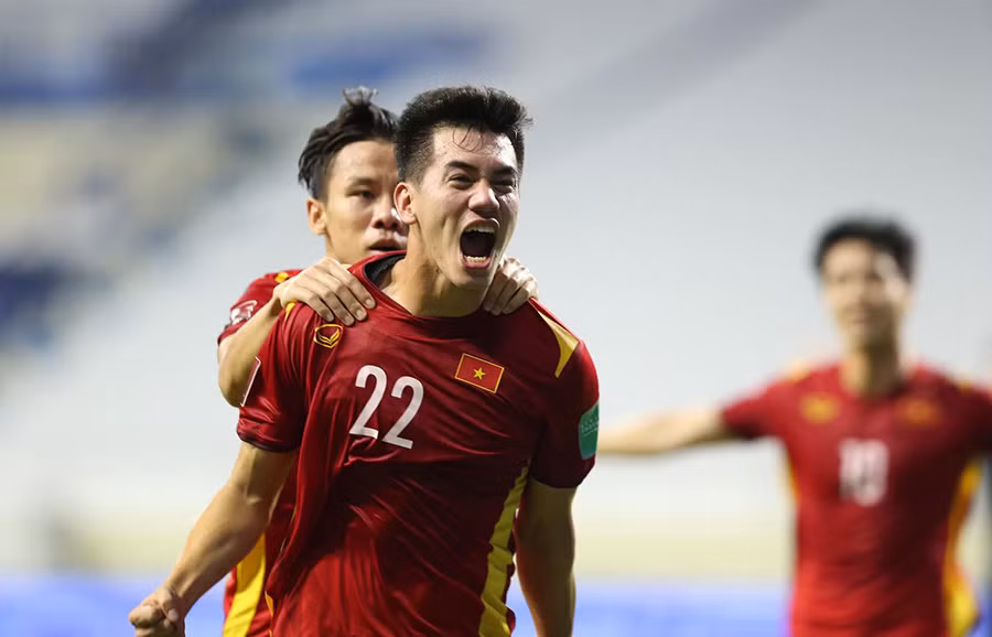 Tiến Linh ghi bàn cả 2 lượt trận gặp "cường địch" UAE tại vòng loại thứ 2 World Cup 2022 khu vực châu Á.