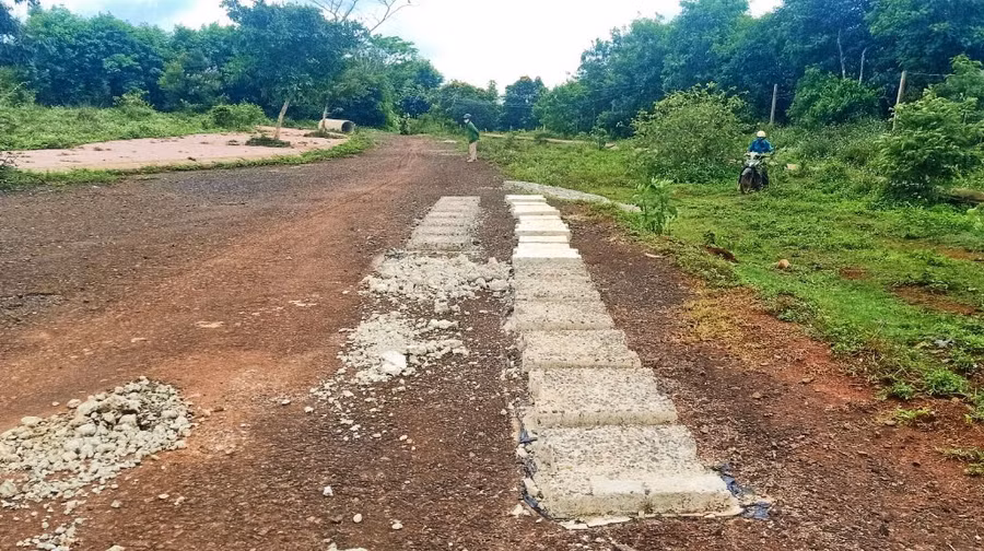 Dự án Khu đô thị Đông Nam tại phường An Lạc, thị xã Buôn Hồ thành bãi cỏ hoang. Ảnh: BH Dự án Khu đô thị Đông Nam tại phường An Lạc, thị xã Buôn Hồ thành bãi cỏ hoang. Ảnh: BH