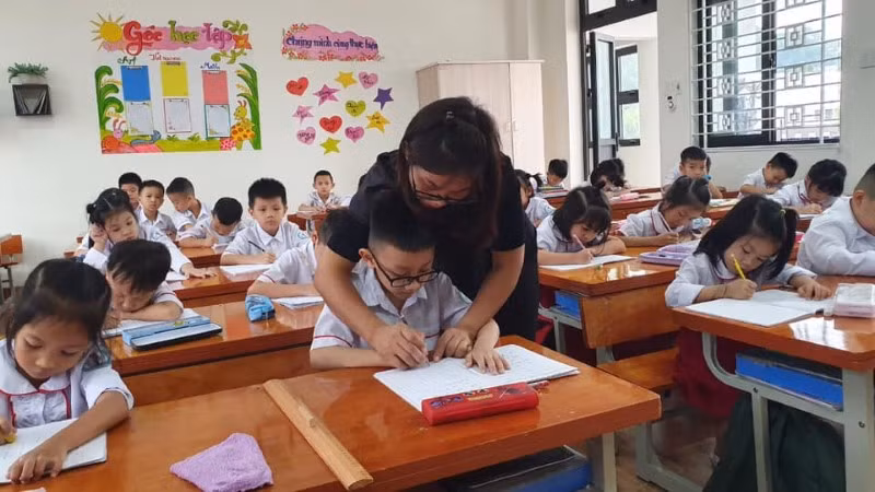 Cô và trò lớp 1 Trường Tiểu học Nguyễn Du (TP Lào Cai – Lào Cai). Ảnh: TG