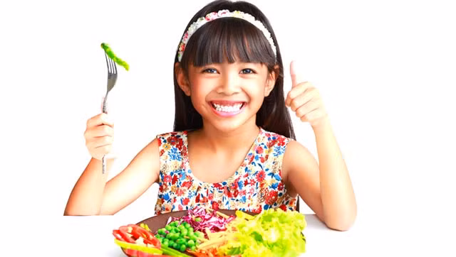 Cách bố mẹ dạy cho trẻ có thói quen ăn uống tốt