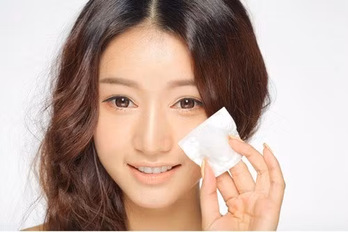 Giấy thấm dầu chỉ nên dùng 1 lần vì nếu dùng lại, vi khuẩn bám trên giấy sẽ bám vào lớp da gây nên tình trạng mụn. cách chọn và sử dụng giấy thấm dầu