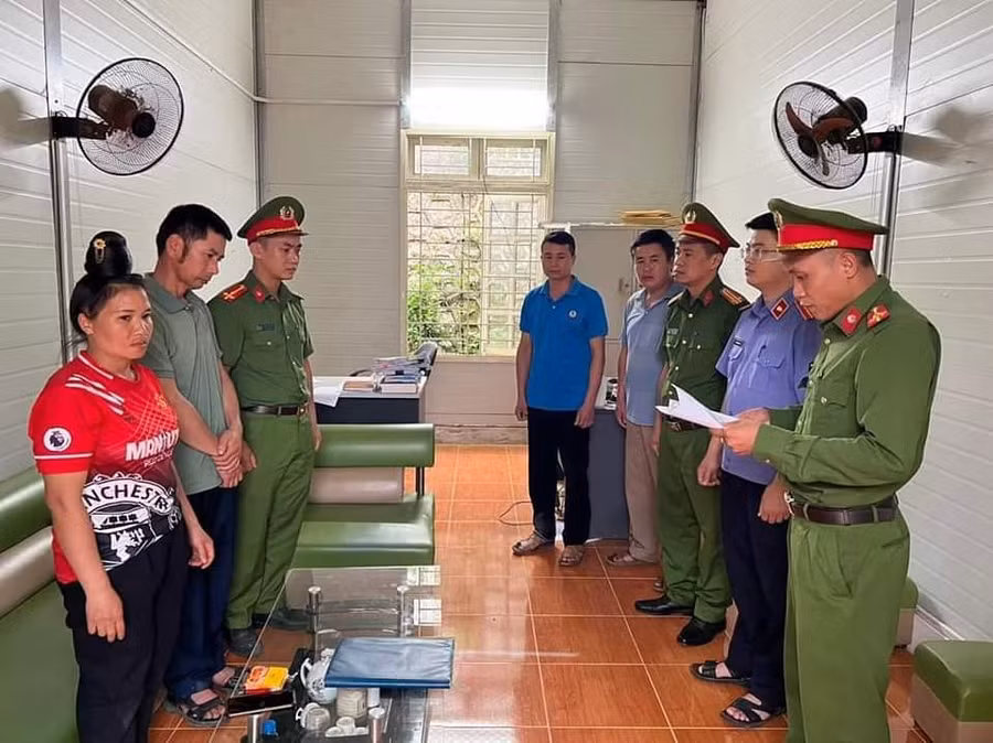 Lực lượng chức năng đọc lệnh bắt tạm giam đối với Lò Văn Tiết.