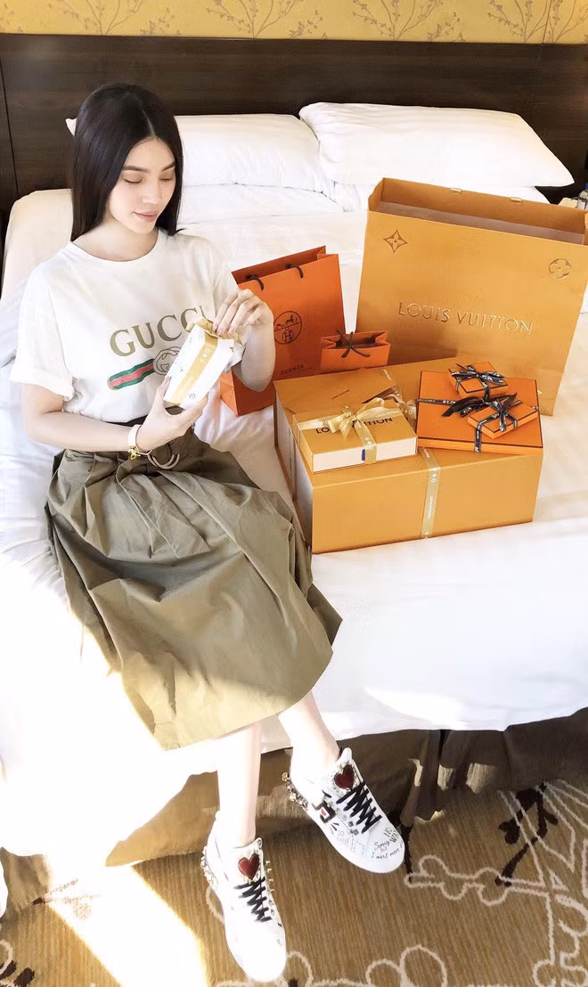 Hoa hậu từng bị hội bạn thân showbiz nghỉ chơi, tố là rich kid “rởm”, bố mẹ chỉ làm công việc bình thường bây giờ ra sao? ảnh 2