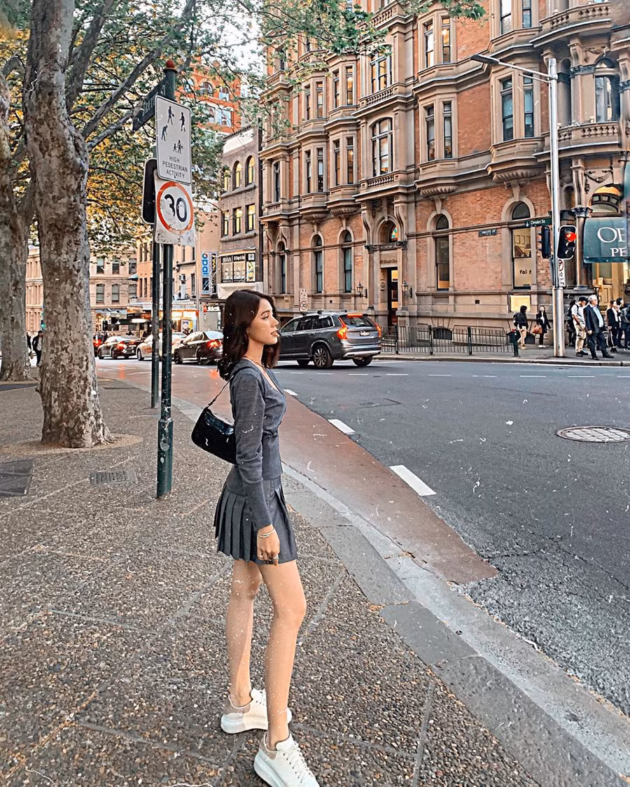 Hoa hậu từng bị hội bạn thân showbiz nghỉ chơi, tố là rich kid “rởm”, bố mẹ chỉ làm công việc bình thường bây giờ ra sao? ảnh 23