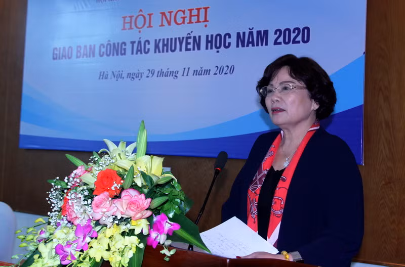 Bà Nguyễn Thị Kim Hải- Trưởng Cụm thi đua HKH các tỉnh Tây Bắc trình bày báo cao tại hội nghị. Ảnh: Việt Hà
