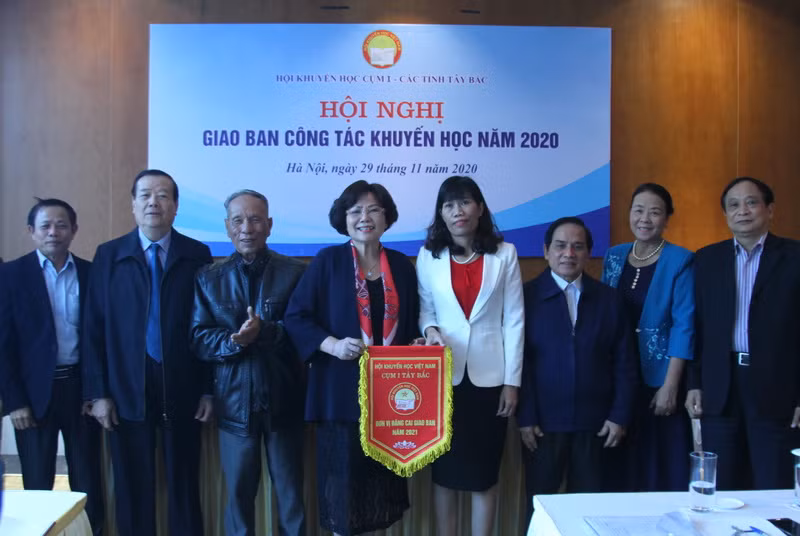 Lễ trao cờ cho HKH tỉnh Phú Thọ- Đơn vị đăng cai hội nghị giao ban công tác khuyến học Cụm 1 năm 2021. Ảnh: Việt Hà