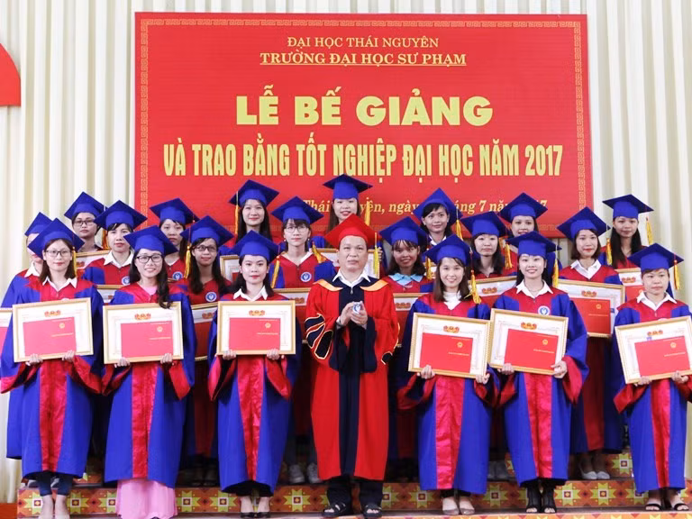 GS.TS Phạm Hồng Quang trao bằng tốt nghiệp cho sinh viên năm 2017; Năm nay 3 ngành học mới của Trường hứa hẹn nhiều cơ hội việc làm cho sinh viên sau tốt nghiệp 